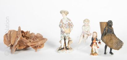 LOT DIVERS Lot comprenant une figurine en métal patiné et doré (usures), 3 figurines...