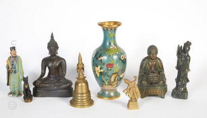 LOT D'OBJETS ASIATIQUES ET DIVERS Lot d'objets asiatiques comprenant : 

- deux statuettes...