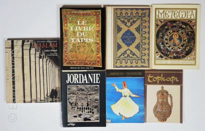 LIVRES SUR LES THEMES DES TAPISSERIES, TAPIS ET ART ISLAMIQUE Lot de 12 livres sur...