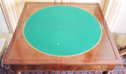 TABLE A JEU ACAJOU Table à jeu en acajou, les pieds torsadés.
Epoque fin 19e siècle...