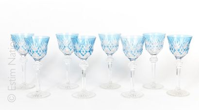 DANS LE GOUT DE SAINT LOUIS Suite de huit verres à vin du Rhin en cristal taillé...
