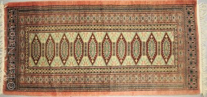 PAKISTAN Deux tapis en laine à fond bordeaux à décor de losanges. 

Dimensions: 130...