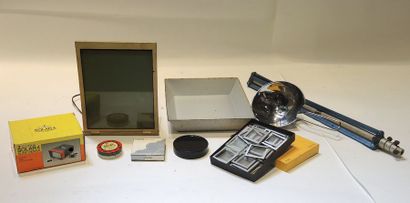 LOT D'ACCESSOIRES POUR PHOTOGRAPHIES VINTAGE Lot d'accessoires pour appareils photos...