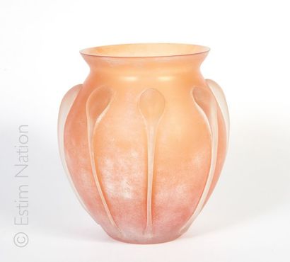 Vase Vase en pâte de verre orangé à décor appliqué à chaud. 

Travail du XXe siècle

H...