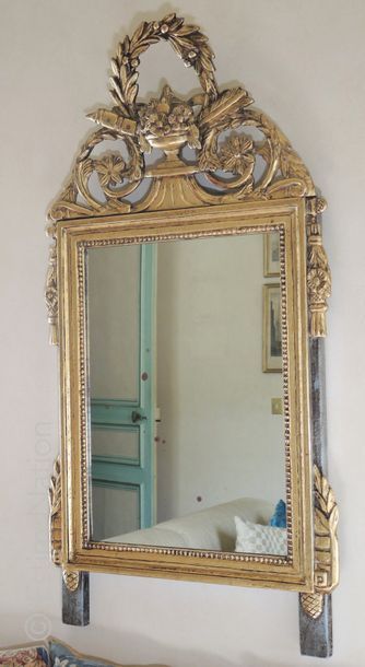 MIROIR Miroir en bois sculpté doré style Louis XVI.
Dimensions 115 x 64 cm
(bon état...