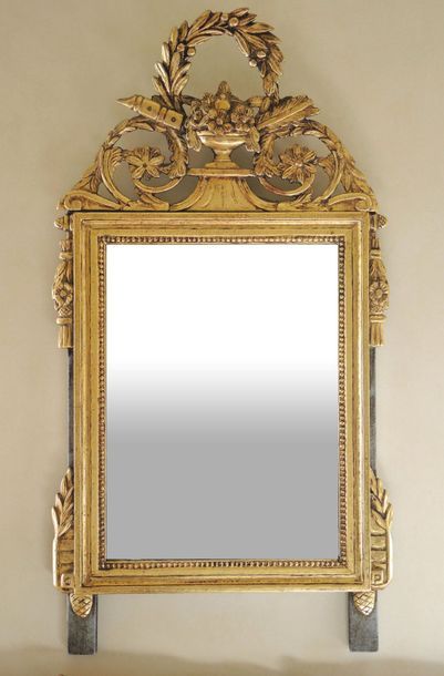 MIROIR Miroir en bois sculpté doré style Louis XVI.
Dimensions 115 x 64 cm
(bon état...