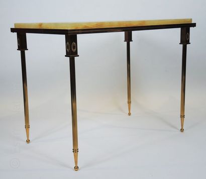 TROIS TABLES GIGOGNES Suite de trois tables piétements en métal, plateaux en marbre...