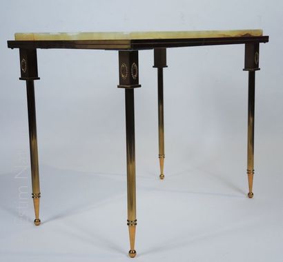 TROIS TABLES GIGOGNES Suite de trois tables piétements en métal, plateaux en marbre...