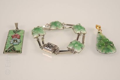 Emaux de Limoges Lot de bijoux en émail de Limoges dans les tons vert clair comprenant...