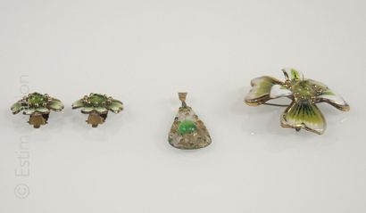 Emaux de Limoges Lot de bijoux en émail de Limoges formant des fleurs dans les tons...
