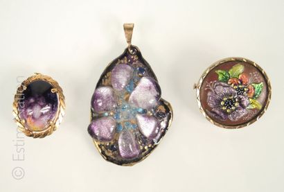Emaux de Limoges Lot de bijoux en émail de Limoges dans les tons violet comprenant...
