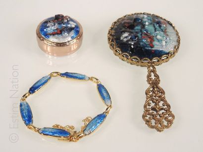 Emaux de Limoges Lot de bijoux en émail de Limoges dans les tons bleu comprenant...