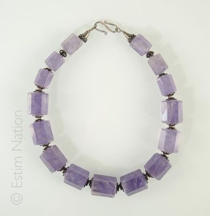 COLLIER AMETHYSTE Collier d'importantes perles d'améthyste de section hexagonale...