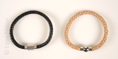 BRACELET CUIR Deux bracelets en cuir tressé l'un de couleur beige, l'autre de couleur...