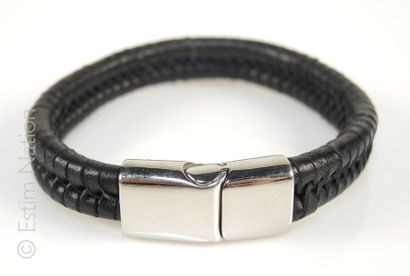 BRACELET CUIR Bracelet rigide en cuir noir tressé. Fermoir en métal chromé à glissière....