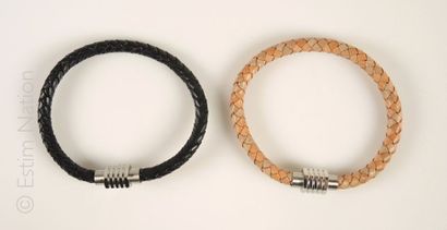 BRACELET CUIR Deux bracelets en cuir tressé l'un de couleur beige, l'autre de couleur...