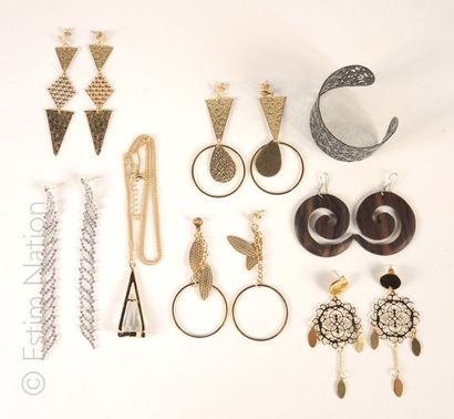 LOT FANTAISIE Lot de bijoux fantaisie divers dont boucles d'oreilles, bagues, bracelets,...