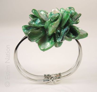 BRACELET FLEUR Bracelet fleur rigide en métal rehaussé de pétales de nacre et de...