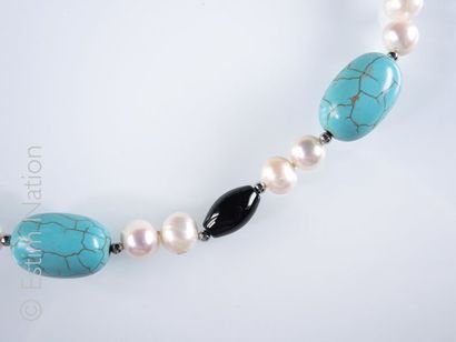 COLLIER Collier composé de perles de turquoise reconstituée alternées de perles d'eau...