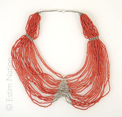 COLLIER PECTORAL CORAIL Un collier pectoral de perles de corail alternées de barrettes...