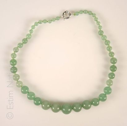 COLLIER D'AVENTURINE Collier en chute composé de perles d'aventurine. Fermoir mousqueton...