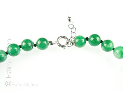 COLLIER JADE Collier composé de perles de jade teinté. Fermoir en métal anneau ressort....