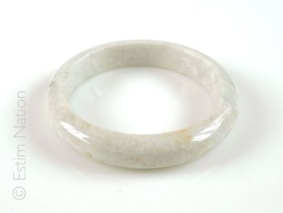 BRACELET JADE Bracelet rigide en jade. Tour de poignet: 19 cm