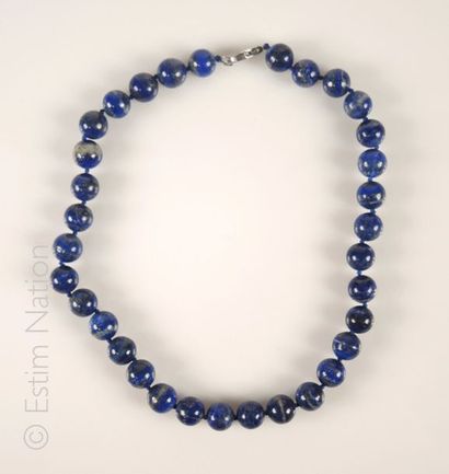 COLLIER LAPIS Collier composé de grosses perles de lapis lazuli. Fermoir mousqueton...