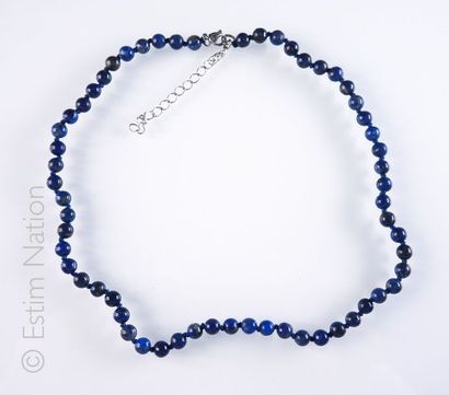 COLLIER LAPIS Collier ras de cou composé de petites perles de lapis lazuli. Fermoir...