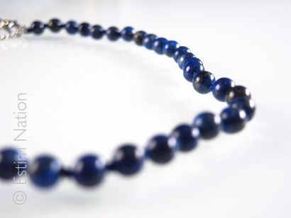 COLLIER LAPIS Collier ras de cou composé de petites perles de lapis lazuli. Fermoir...