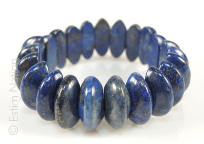 BRACELET LAPIS Bracelet extensible composé de larges demies perles de lapis lazuli....
