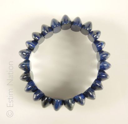 BRACELET LAPIS Bracelet extensible composé de larges demies perles de lapis lazuli....