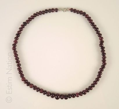 COLLIER RUBIS Collier composé de perles plates de racines de rubis. Fermoir mousqueton...