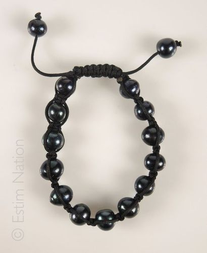 BRACELET SHAMBALLA Bracelet shamballa composé de perles d'eau douce de cultures noires,...