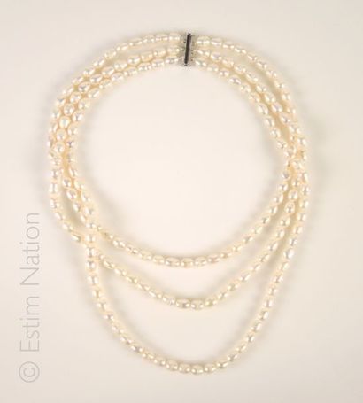 Collier de perles Collier à 3 rangs composé de perles de culture d'eau douce de forme...