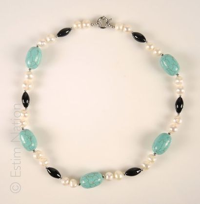 Collier de perles Collier composé de perles de culture d'eau douce alternées de perles...