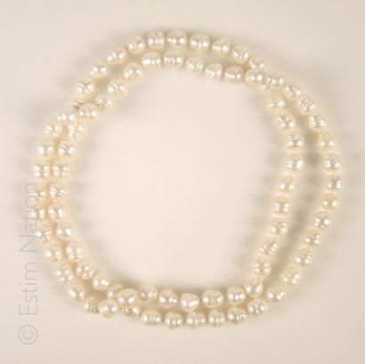 Collier de perles Long sautoir composé de perles d'eau douce de culture. Longueur...