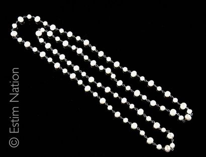 SAUTOIR PERLES Long sautoir composé de perles de culture d'eau douce et inter en...