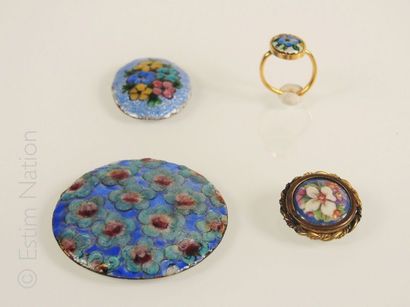 Emaux de Limoges Lot de bijoux en émail de Limoges à décors de fleurs sur fond bleu...