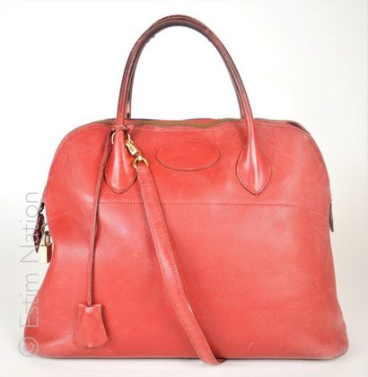 HERMES Paris SAC "BOLIDE" en cuir courchevel rouge, cadenas, deux clés sous clochette,...