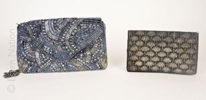 WALBORG, ANONYME POCHETTE en simili cuir doré et chaînes argentées (16,5 x 21 cm),...