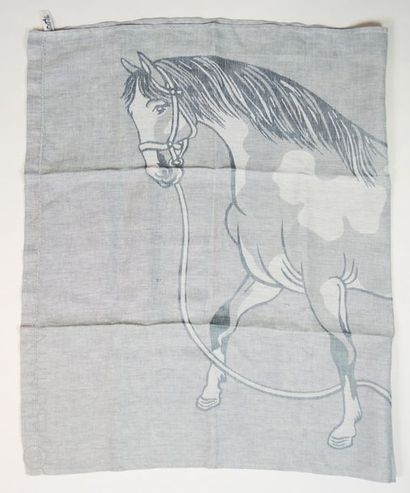 HERMES Paris DEUX NAPPES en lin tissé à décor de cheval : la première bleu et blanc,...