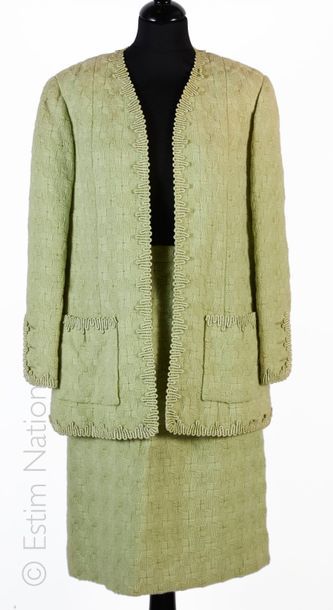 CHANEL boutique TAILLEUR en laine vert anis tricoté, encolure, poches et manches...