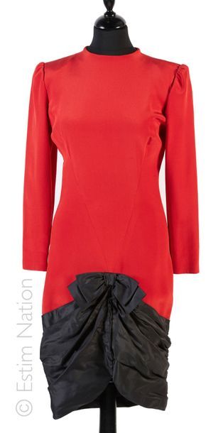 GUY LAROCHE Haute Couture N°3660 Robe DROITE en soie rouge, bas de la jupe rehaussé...
