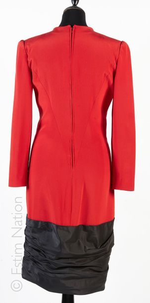 GUY LAROCHE Haute Couture N°3660 Robe DROITE en soie rouge, bas de la jupe rehaussé...