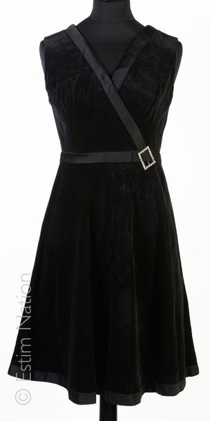 ANONYME COUTURE, AURORE JEUNE COUTURE Vintage ROBE en velours noir, décolleté plongeant...