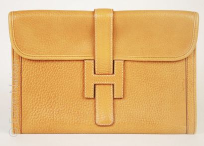 HERMÈS Paris made in France POCHETTE "Jige" en Fjord gold, intérieur en toile "H"...