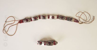 CHACOK PARURE en métal argenté et perles de pâte de verre rouge : COLLIER et BRACELET...