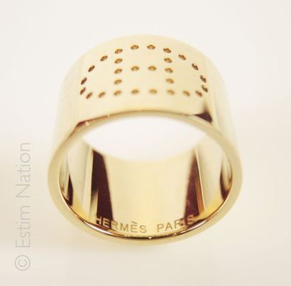 HERMES Paris Anneau de foulard en métal doré à motif ajouré d'un H dans un ovale....