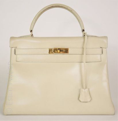 HERMÈS Paris circa 1970 SAC "Kelly" 32 cm en box crème, cadenas, deux clés sous clochette...